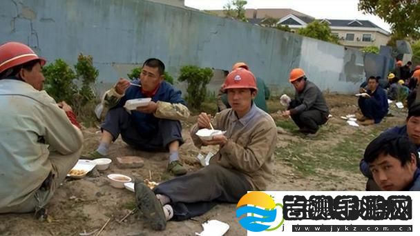 婉莹满足了十几个农民工视频