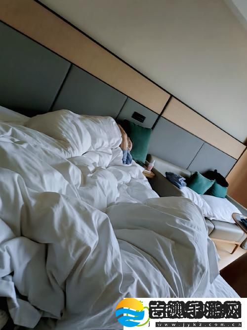 和闺蜜夫妻同住一间房