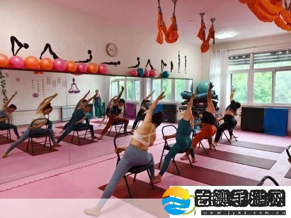 戴着小玩具练瑜伽