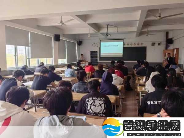 舞蹈生戴小玩具练劈叉的创意训练＂用小玩具激发舞者劈叉训练的无限创意