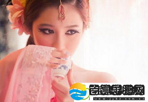 《丰满的女邻居》三级：情感、欲望与责任的纠缠，如何让你看得欲罢不能！