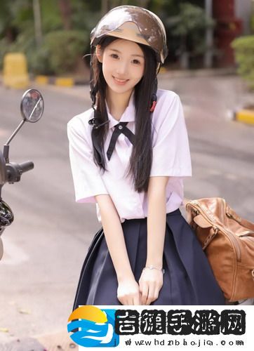 母亲开始慢迎迎合小心孩子，细致呵护，网友：孩子成长真是太美妙了！