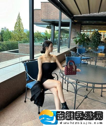 父亲有力挺送女儿的花园：为心爱的女儿营造一个美丽的梦想天地，父爱的力量无处不在！