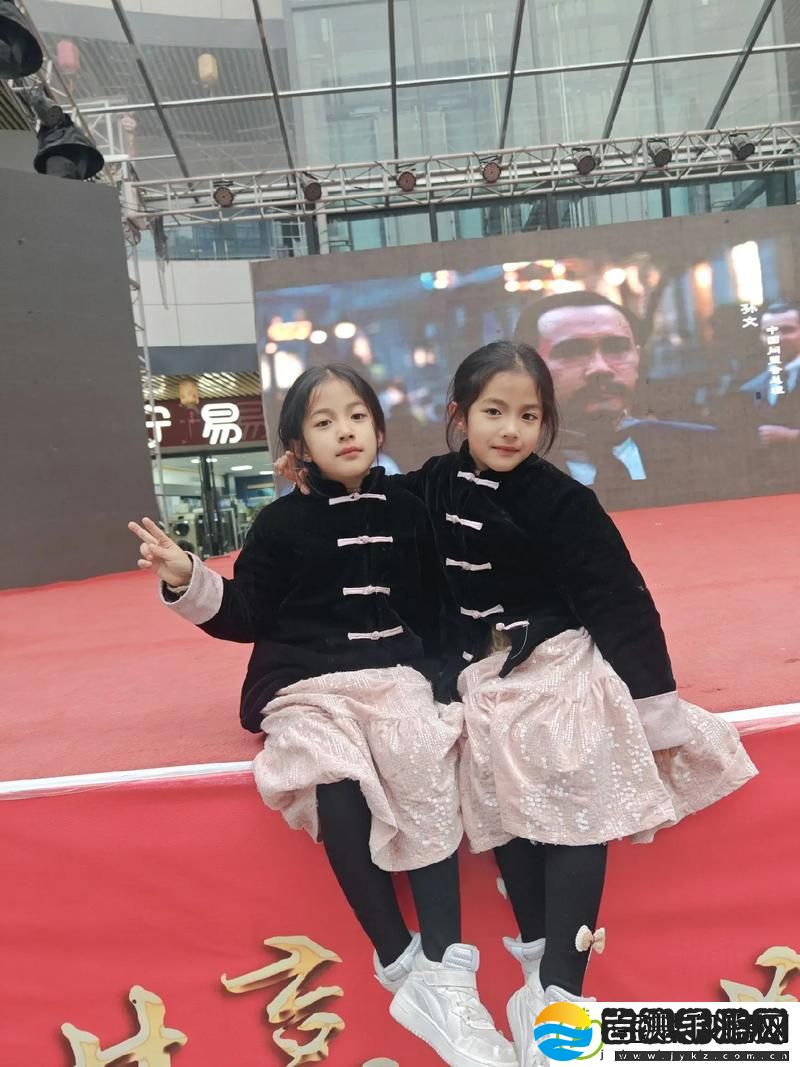 双胞胎姐妹齐上阵许多人物