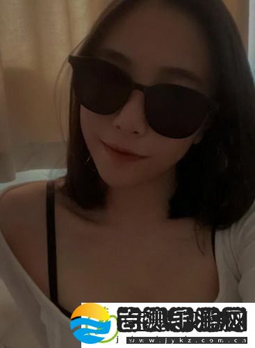 我被9个建筑工人抬到茶几上