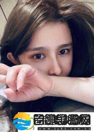 美女主播直播间展示演技
