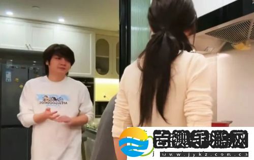 呆妹儿邀请男主播来家包饺子