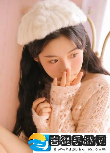 美女扒开胸罩㊙️露出奶头偷东西贪婪之手，网友：道德底线在哪里？