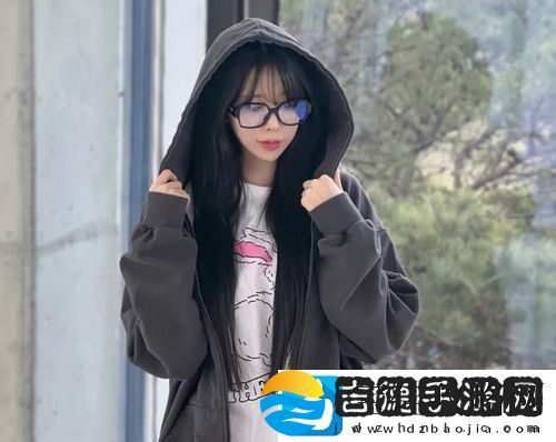 坤坤寒进桃子里嗟嗟嗟视频究竟讲了什么？是恶搞还是有深意？