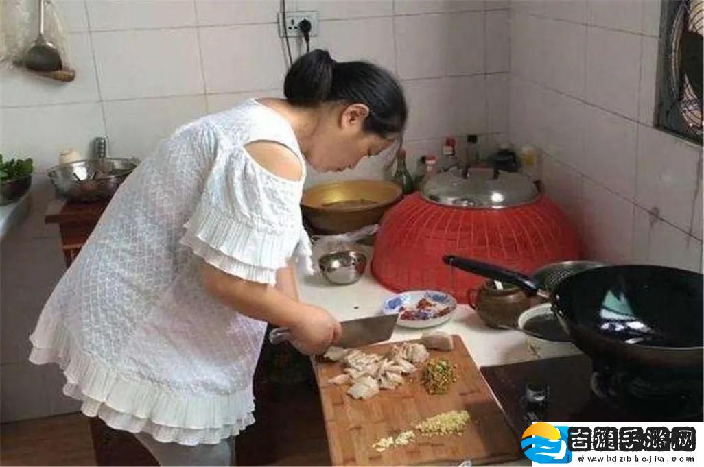 老赵抱着儿媳在厨房做饭