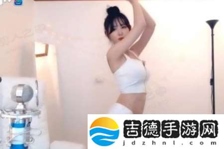 西施流眼泪翻白眼咬铁球的表情：画面画质差，衣服质感像