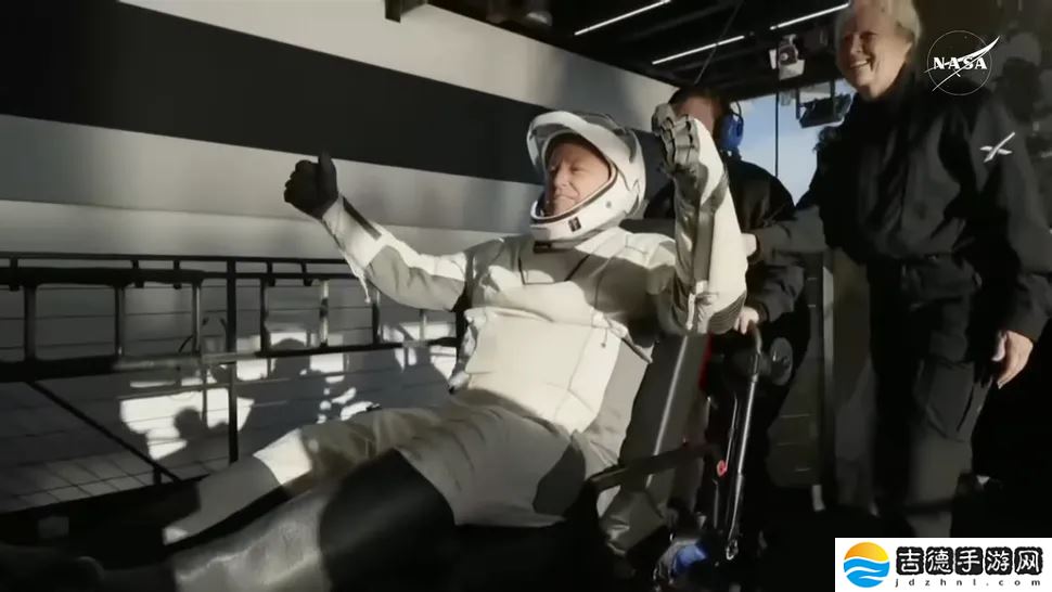 美滞留太空 9 个月宇航员顺利返回地球，以微笑面对世界