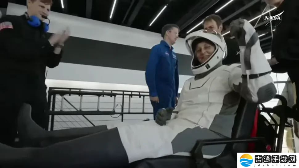 美滞留太空 9 个月宇航员顺利返回地球，以微笑面对世界