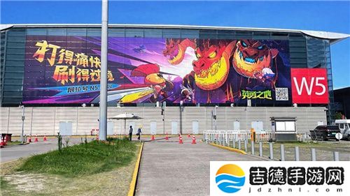 巨大魔龙吸引玩家排队，这款联机游戏真就那么值得试玩？