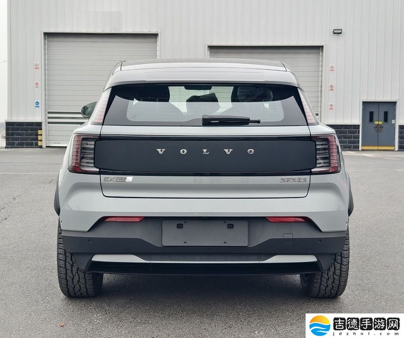 国产沃尔沃 EX30 CC 申报图公布:四驱动力、双色涂装,海外版今夏上市