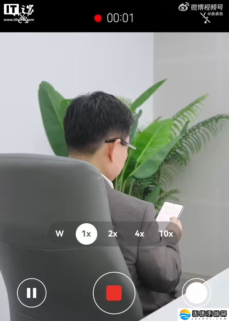 华为余承东“揭秘”新形态手机：不是卷轴屏 / 伸缩屏，但男生女生都会喜欢