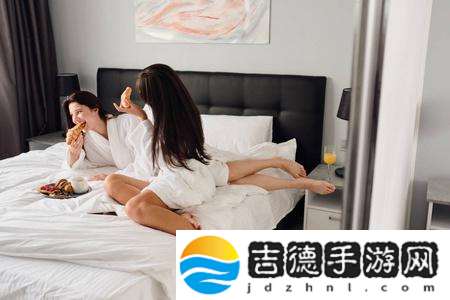 我跟两个外国人在酒店，用户热议：文化冲突与友谊的碰撞