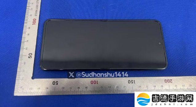 摩托罗拉 Razr 60 Ultra 折叠手机渲染图再曝光