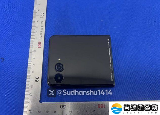 摩托罗拉 Razr 60 Ultra 折叠手机渲染图再曝光