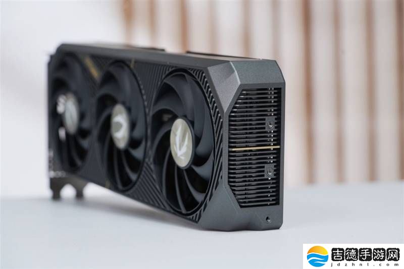 索泰RTX 5070 SOLID OC评测：性价比之选，超频潜力超乎想象