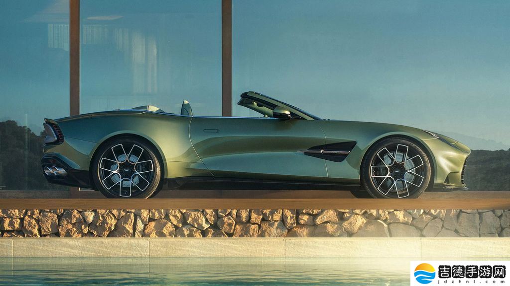 全球最快前置引擎敞篷车：阿斯顿・马丁 Vanquish Volante 咆哮登场，824 马力极速 344 km/h