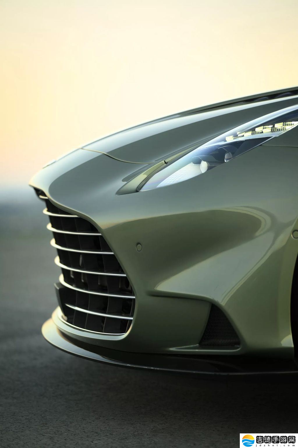 全球最快前置引擎敞篷车：阿斯顿・马丁 Vanquish Volante 咆哮登场，824 马力极速 344 km/h