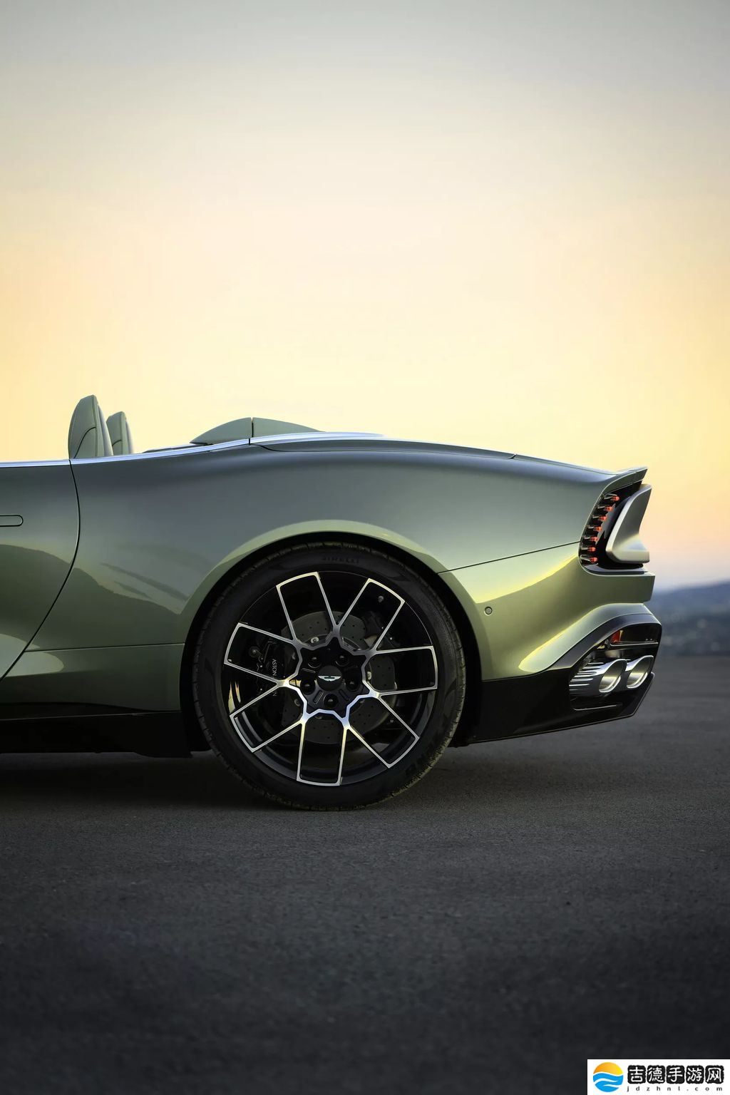 全球最快前置引擎敞篷车：阿斯顿・马丁 Vanquish Volante 咆哮登场，824 马力极速 344 km/h