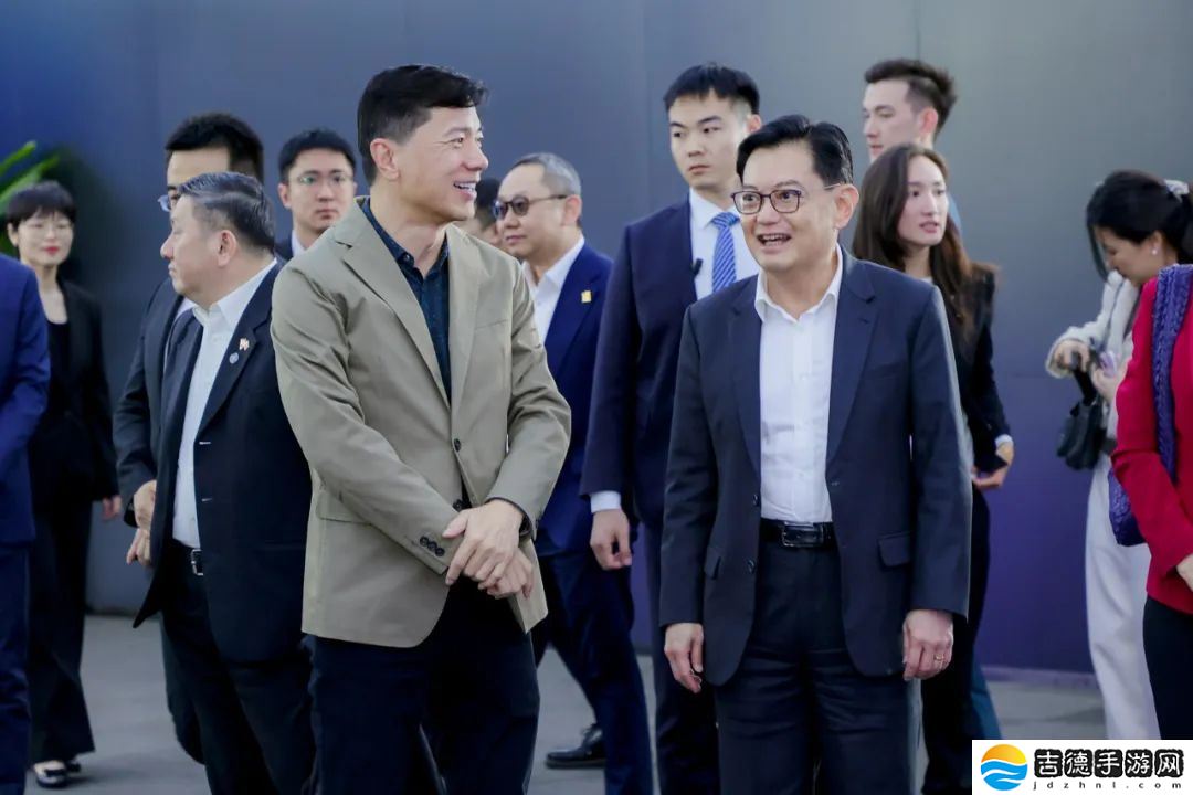 新加坡副总理王瑞杰到访百度，李彦宏陪同试乘萝卜快跑无人驾驶汽车