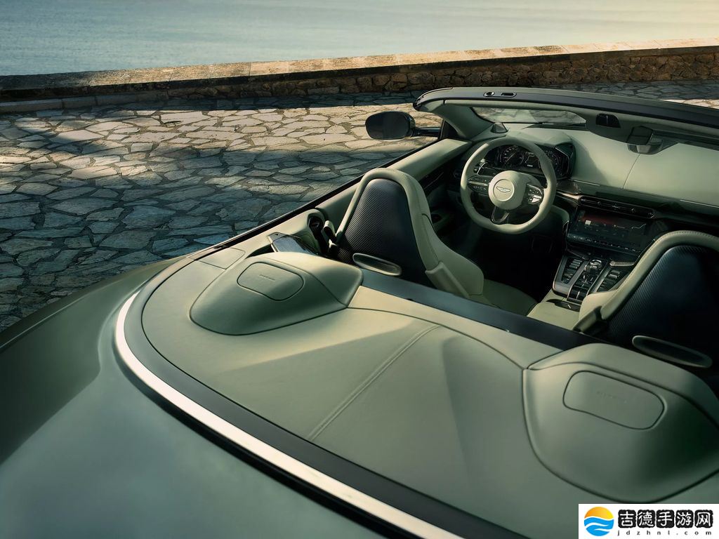 全球最快前置引擎敞篷车：阿斯顿・马丁 Vanquish Volante 咆哮登场，824 马力极速 344 km/h