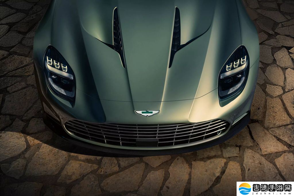全球最快前置引擎敞篷车：阿斯顿・马丁 Vanquish Volante 咆哮登场，824 马力极速 344 km/h