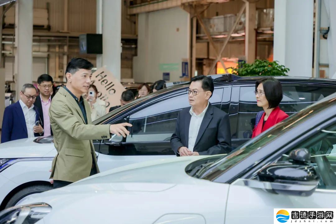 新加坡副总理王瑞杰到访百度，李彦宏陪同试乘萝卜快跑无人驾驶汽车