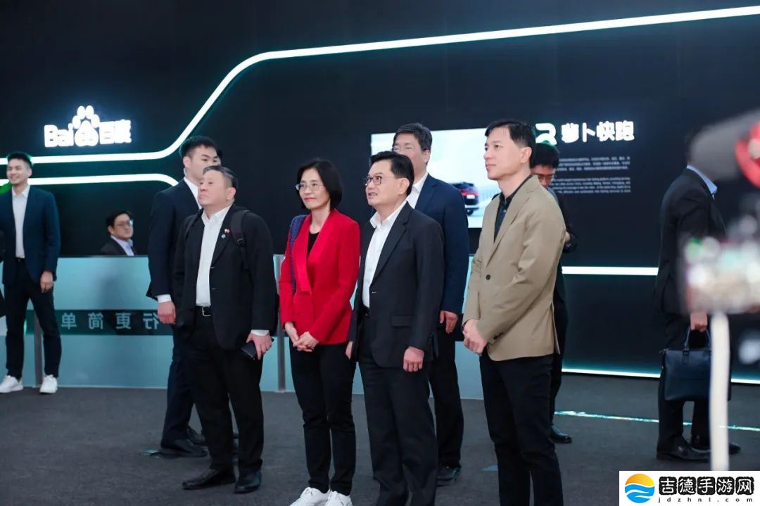 新加坡副总理王瑞杰到访百度，李彦宏陪同试乘萝卜快跑无人驾驶汽车