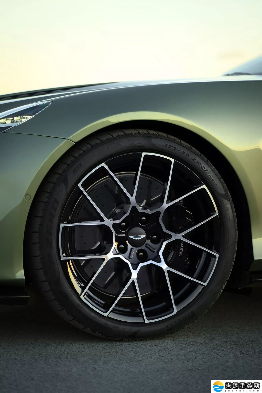 全球最快前置引擎敞篷车：阿斯顿・马丁 Vanquish Volante 咆哮登场，824 马力极速 344 km/h