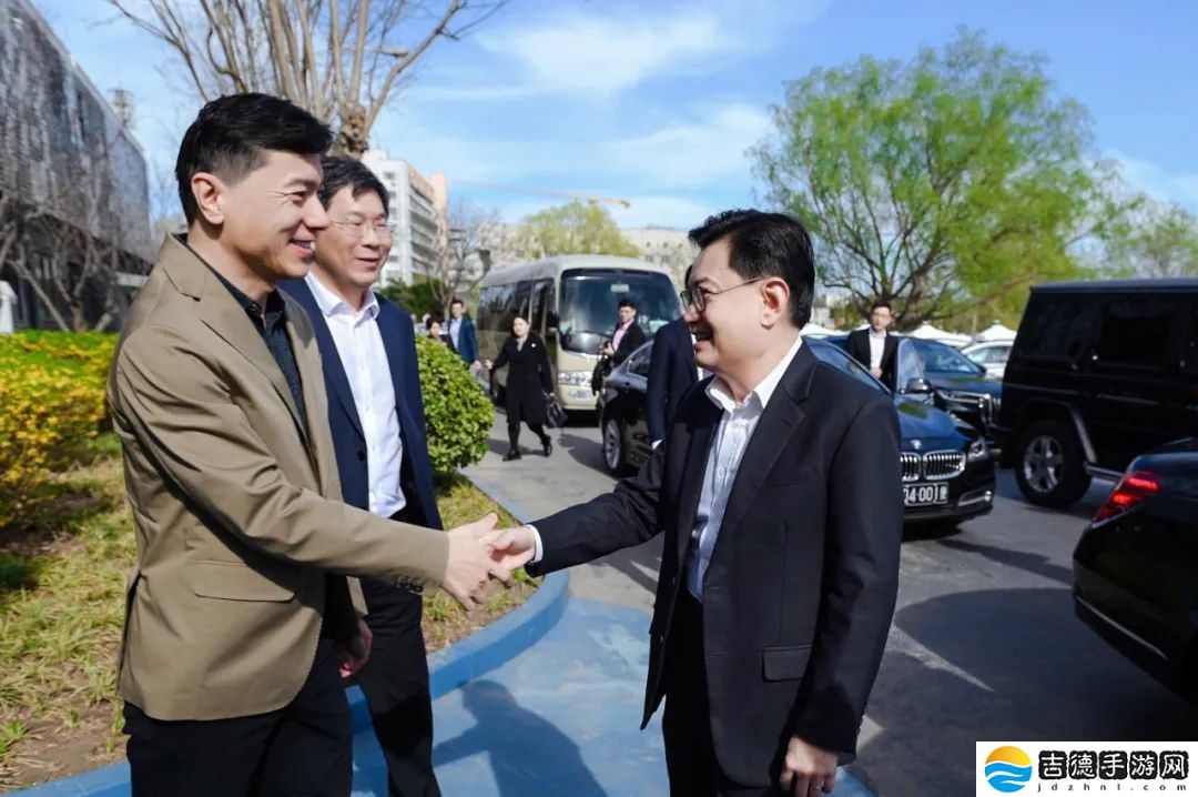 新加坡副总理王瑞杰到访百度，李彦宏陪同试乘萝卜快跑无人驾驶汽车