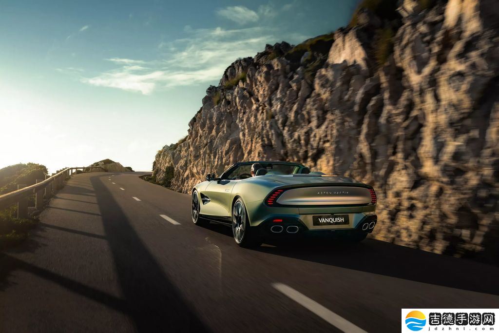 全球最快前置引擎敞篷车：阿斯顿・马丁 Vanquish Volante 咆哮登场，824 马力极速 344 km/h