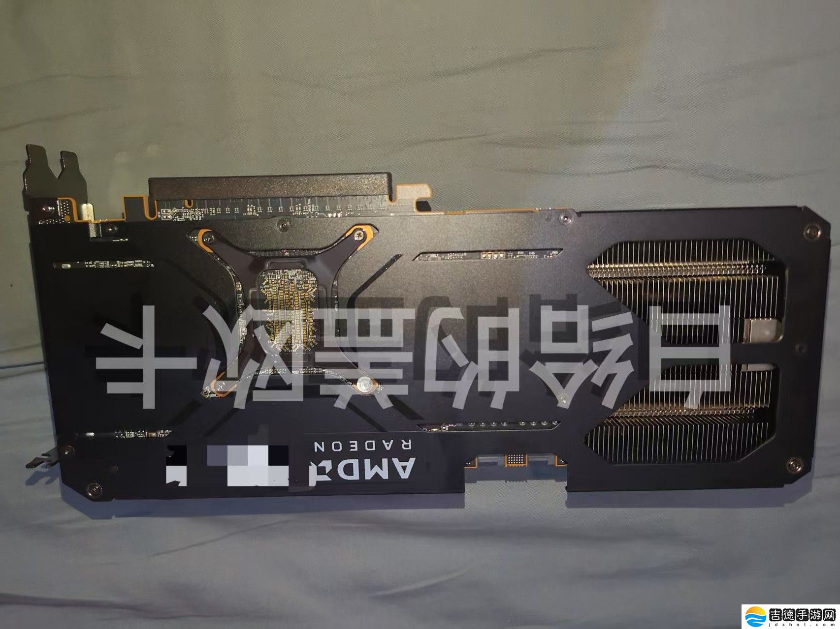 AMD RX 9070 XT 显卡“参考设计”细节曝光:核心导热采用石墨烯