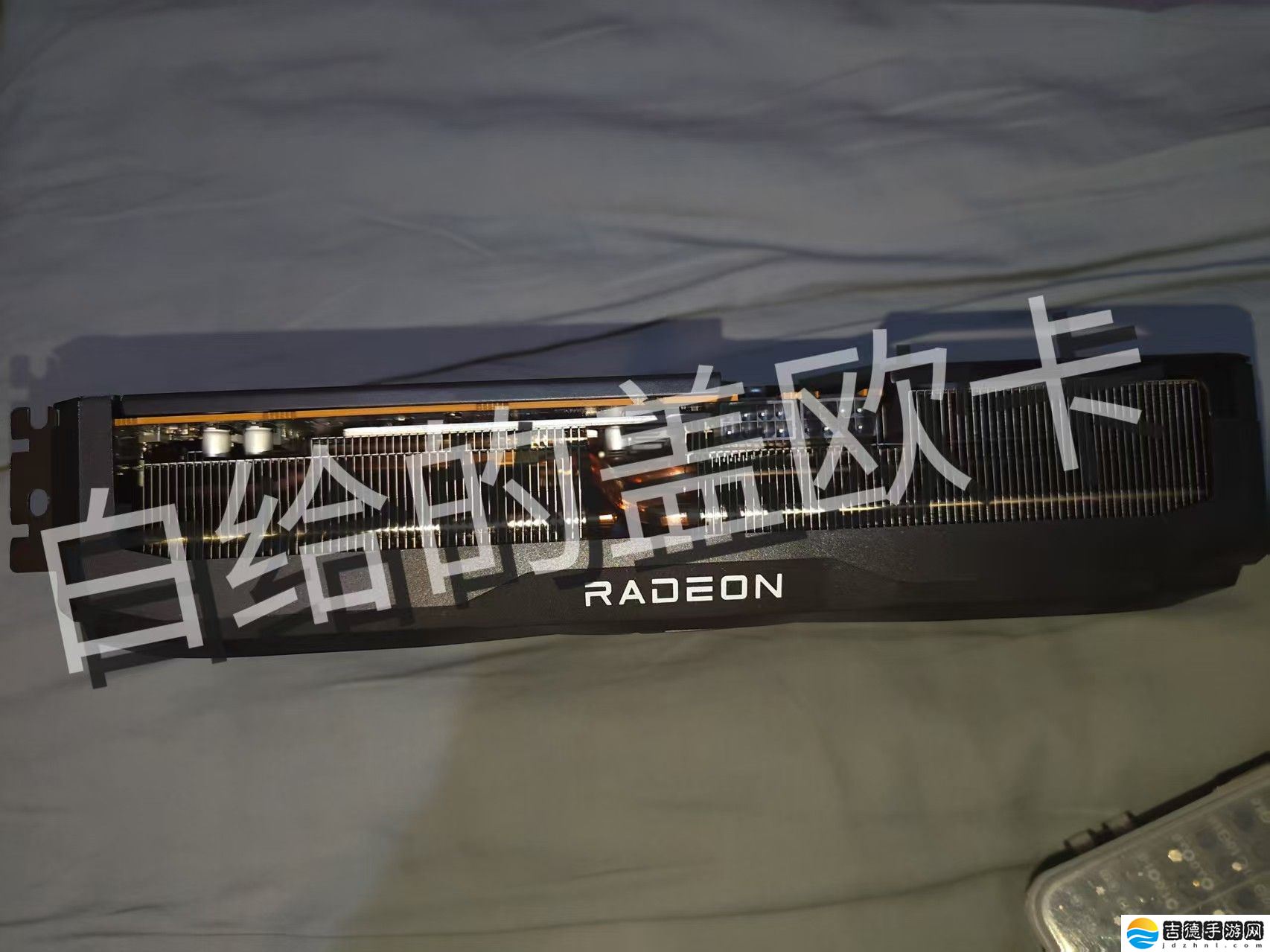 AMD RX 9070 XT 显卡“参考设计”细节曝光:核心导热采用石墨烯