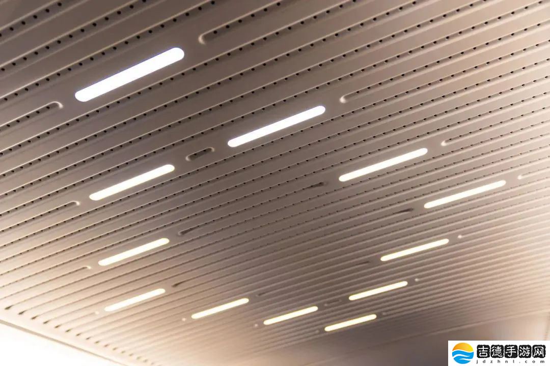 时速 200 公里、车窗显示信息，中车长客国内最新一代智能城际动车组下线